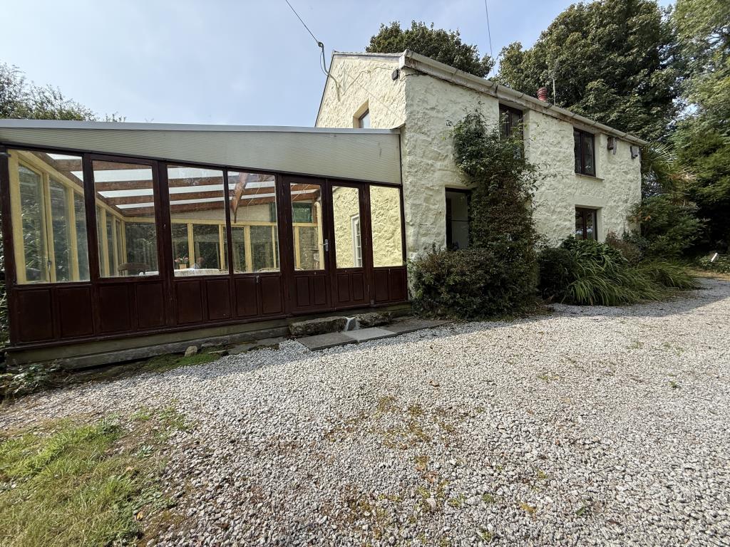 Lot: 126 - THREE-BEDROOM COTTAGE SET IN JUST UNDER AN ACRE - Front of the property with Sunroom